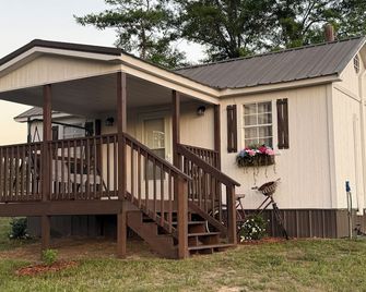 Cozy Hillside Cabin - Charming 1-bedroom tiny house cabin on a peaceful hill. - Clanton - Gebouw