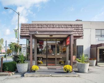 Econo Lodge By the Falls - Niagara Falls - Building