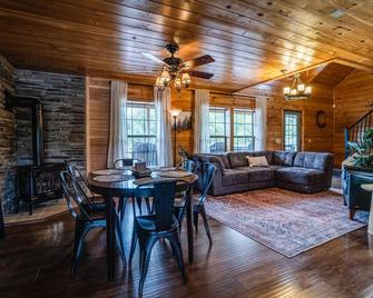 Cozy Chateau cabin with hot tub, pool table, and view of Seneca Lake, close to Wine trail - Himrod - Comedor