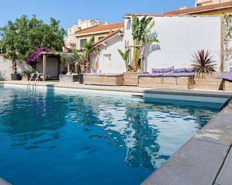Hôtel Les Sables - Urban Style - by Logis Hotels - Canet-en-Roussillon - Piscina