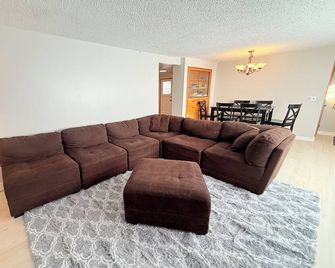 Peaceful and Welcoming 3 bedroom/1.5 bath home conveniently located! - Spokane Valley - Living room