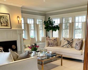 Idyllic Mystic Estate ~ Private Lovely Pool ~ Beautiful Landscaping! - Mystic - Living room
