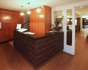 Hotel Restaurant du Centre et du Lauragais - Castelnaudary - Front desk