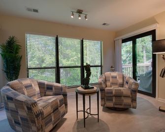 Spacious Condo in the Heart of Hilton Head - Hilton Head Island - Living room