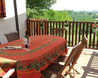 Country villa, beautiful view, children's play area, above ground pool, lac - Molières - Balcón