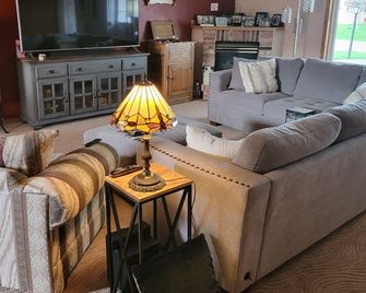 NFL Draft: Close to Lambeau and Appleton & Oshkosh airports. Sleeps 8+ - Appleton - Living room