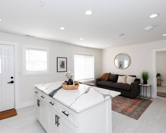 One Bedroom Boutique Suite Downtown Sandusky - Sandusky - Living room