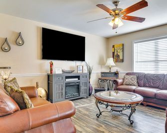 Central High Point Home 1 Mi to Downtown! - High Point - Living room