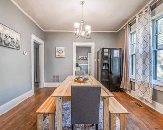 10 Min to U of Memphis-Rozelle Retreat Right Unit - Memphis - Salle à manger