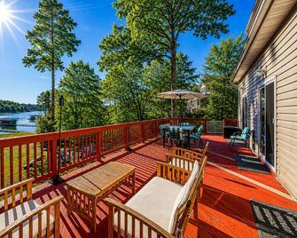 Lakeside retreat with a firepit, dock, deck, hot tub, pool table - dog friendly - Orange - Balcón