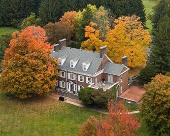 Pine Lakes Club Mansion. 12,000 Sq Ft Sleeps 20, 10 Bathrooms - Youngstown - Building