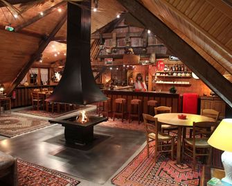 Superb 450m2 Savoyard chalet at the foot of the Aiguilles d'Arves. Altitude 1600m. - Albiez-Montrond - Salon