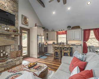 Cedar Cliff Cabin at Rivers Edge Rentals. Luxurious reclaimed 125 year old cabin - Waynesville - Obývací pokoj