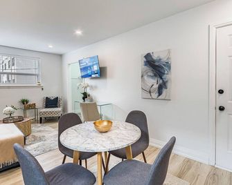 Sleek Suite, Close to Lake Ontario, Port Credit - Mississauga - Dining room