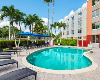 Holiday Inn Express Miami Airport Doral Area by IHG - Doral - Piscina