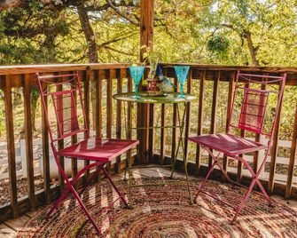 The Bluebird Cottage Style Cabin with Hot Tub near Turner Falls and Casinos - 데이비스 - 발코니