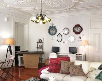 Grapes & Bites Hostel and Wines - Lisbon - Living room