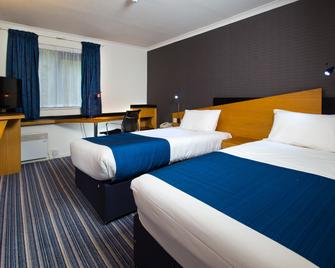 Holiday Inn Express Stevenage - Stevenage - Bedroom