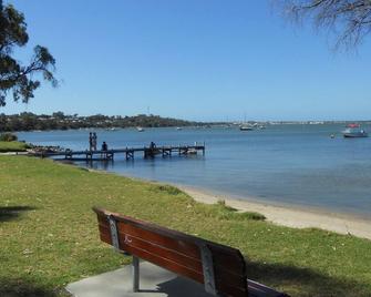 Near the beach, estuary, walks and golf course. Pet friendly - Dawesville - Outdoors view