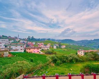 Ooty Blossom Retreat by Voye Homes - Ooty - Utomhus