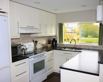 Private Patio, Walk to Beach, Gas F/P, Pet Friendly - Sidney - Kitchen