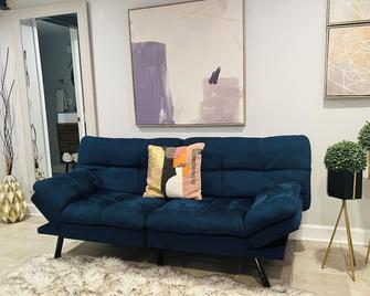 Sunny Girasol Garden - Broadview - Living room
