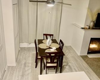 Luxury Condo w/ Complimentary Breakfast and Free Parking! 5 mins from Universal - Burbank - Comedor