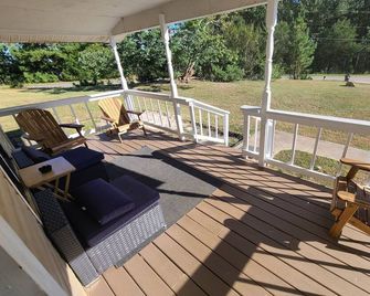 Country Hideaway close to West Point, Lagrange and Valley - West Point - Balcón