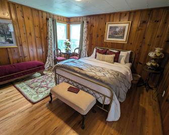 Charming 3-Bedroom Farmhouse in Scenic Pembroke, VA - Sleeps 8 - Pembroke - Schlafzimmer
