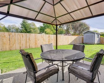 Water Views & Hot Tub: 'Kim's Kastle' in Stanwood! - Stanwood - Patio