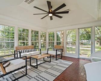 Greenville Central Retreat With Pool & Sleeps 11 - Mauldin - Living room