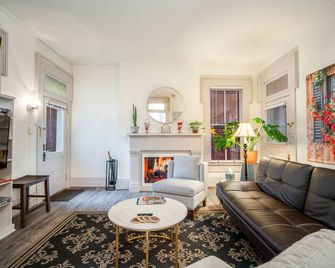 Updated Historical apartment close to a park and two blocks from the best dining - Dayton - Living room