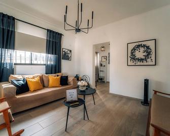 Villa Nola provides natural sun light through the entire 2 bedroom stylish home. - San Fernando de Monte Cristi