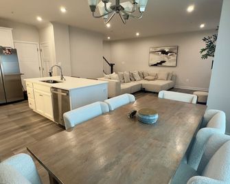 Modern and Cozy Home in Bel Air with a Home Office and Fireplace - Bel Air - Dining room