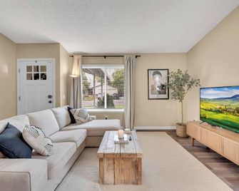 Home 4 miles to Downtown & 9 miles to Airport - Sacramento - Sala de estar