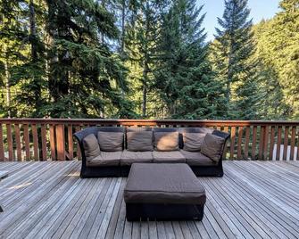 Chalet at Rainier Lodge (0.4 miles from the entrance) - אשפורד - מרפסת