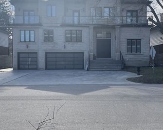 Ambassador style Smart home 5 min walk to beach - Pickering - Building