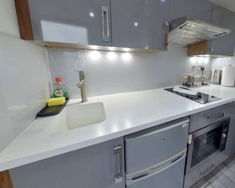 Victoria House - Deluxe Studios In Coventry City Centre, Free Parking, By Covstays - Coventry - Kitchen
