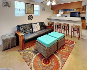 Sugar Shack Bungalow - Galveston - Living room