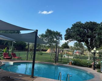Comfy cabin at edge of 180 acre nature park w/pool, pickleball & volleyball - Cibolo - Pool