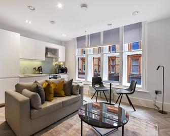 Victoria House by Q Apartments - Reading - Living room