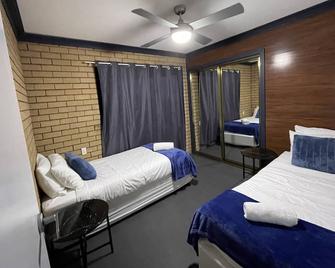 Quiet suburban four bedroom house near shops and RSL club with restaurant. - Singleton Heights - Habitación