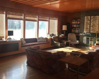 Larkspur Lodge - Historical Home in Hillcrest Mines-Crowsnest Pass Alberta - Crowsnest Pass - Living room