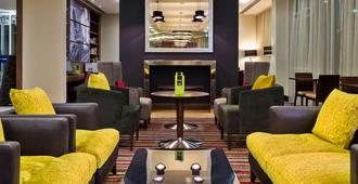 Hampton by Hilton London Luton Airport - Luton - Area lounge
