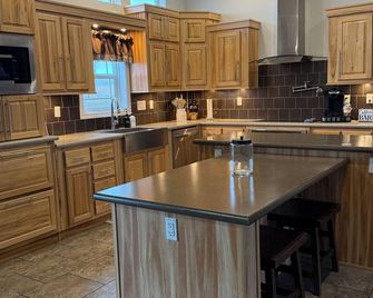 Three Bedroom, Two Bathroom Home with Barn & Corrals - Valentine - Cocina