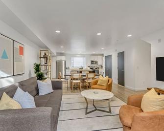 Supreme Urban Adventurers' Townhouse 2 Suites/2.5BA +Garage\n - Salt Lake City - Living room