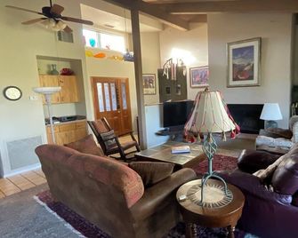 Village of Oak Creek townhouse at private, gated, Canyon Mesa Country Club. - Village of Oak Creek - Sala de estar