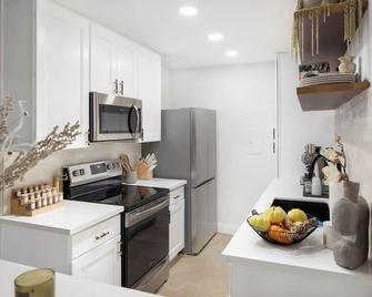 Mediterranean LA Loft w Pool, Fitness Room & Tennis Courts - Los Angeles - Kitchen