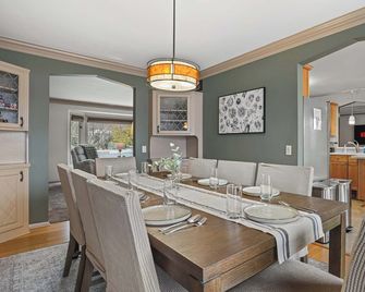Private Pool - Hot Tub - Game Room - 20 min DT - Sun Prairie - Dining room