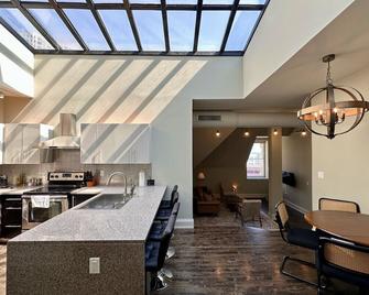 Downtown Luxury 2br Penthouse Apt - Milwaukee - Kitchen